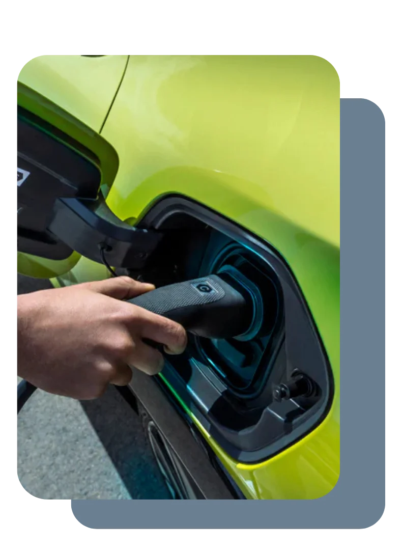 Débrancher sa voiture électrique à domicile ou sur une borne de recharge publique : ce qui change